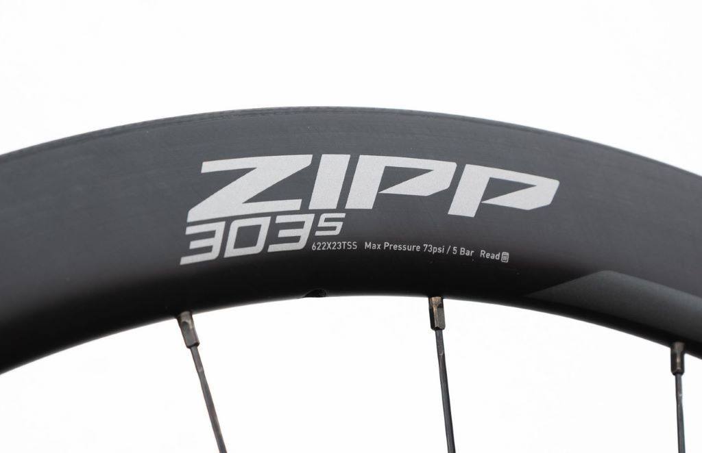 Las ZIPP 303 S son una ruedas de carbono, tubeles y freno de disco. Perfectas para gravel, ciclocross y cubiertas de carretera de 28 mm.